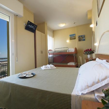 Hotel Crosal Ріміні Екстер'єр фото