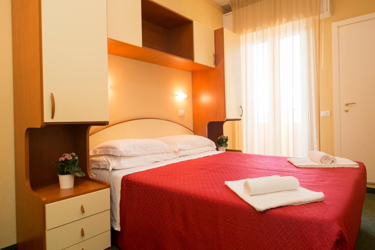 Hotel Crosal Ріміні Екстер'єр фото