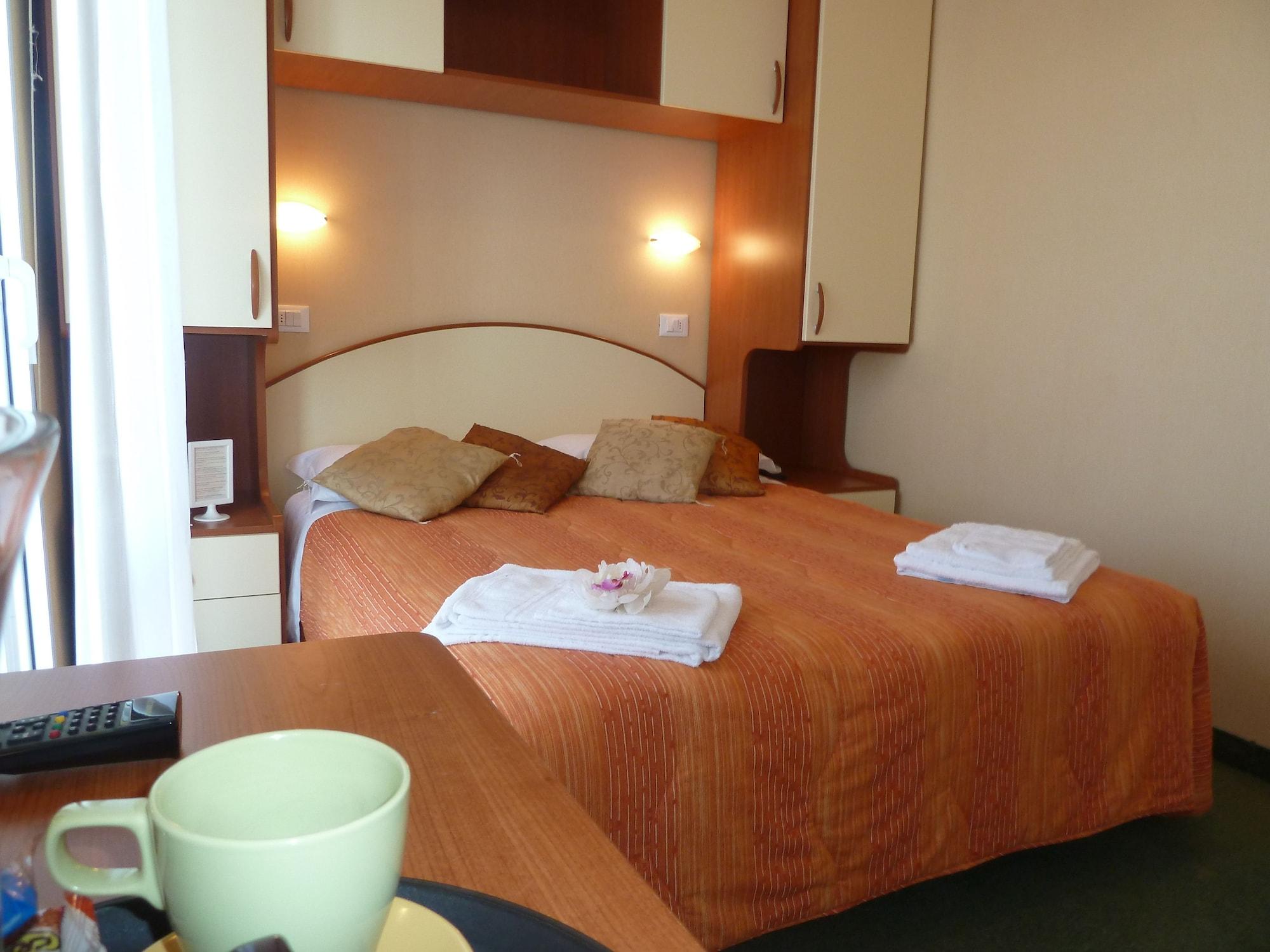 Hotel Crosal Ріміні Екстер'єр фото