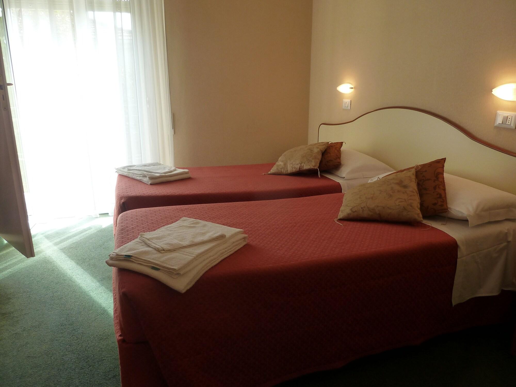 Hotel Crosal Ріміні Екстер'єр фото