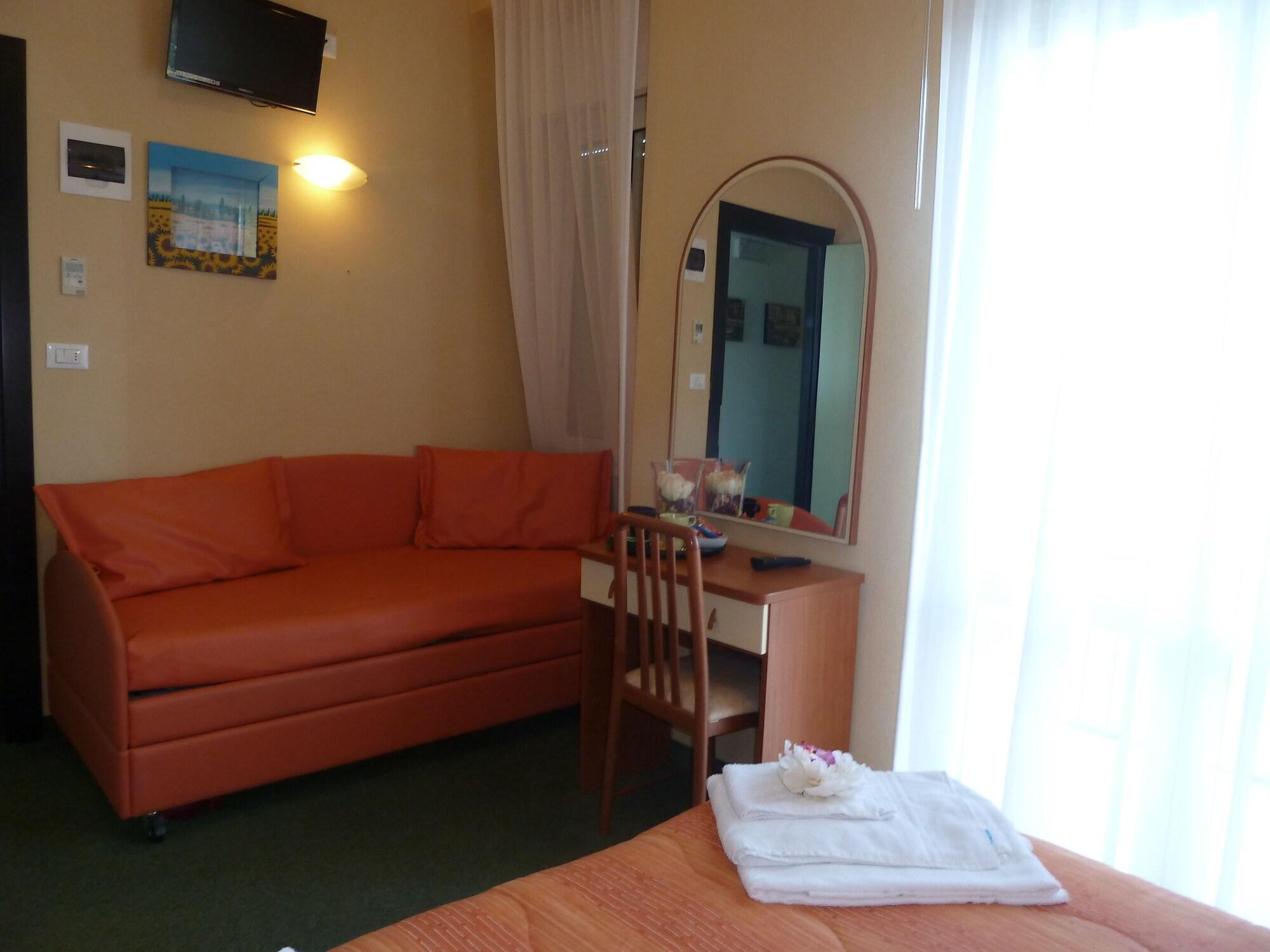Hotel Crosal Ріміні Екстер'єр фото