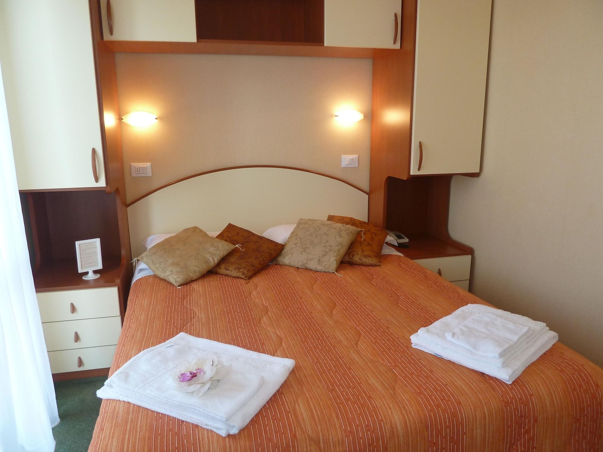 Hotel Crosal Ріміні Екстер'єр фото