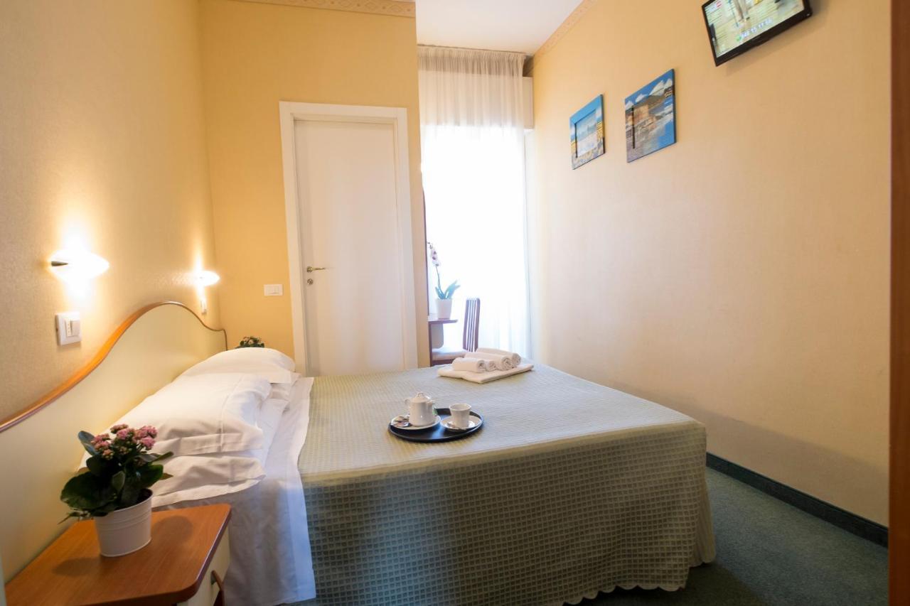 Hotel Crosal Ріміні Екстер'єр фото