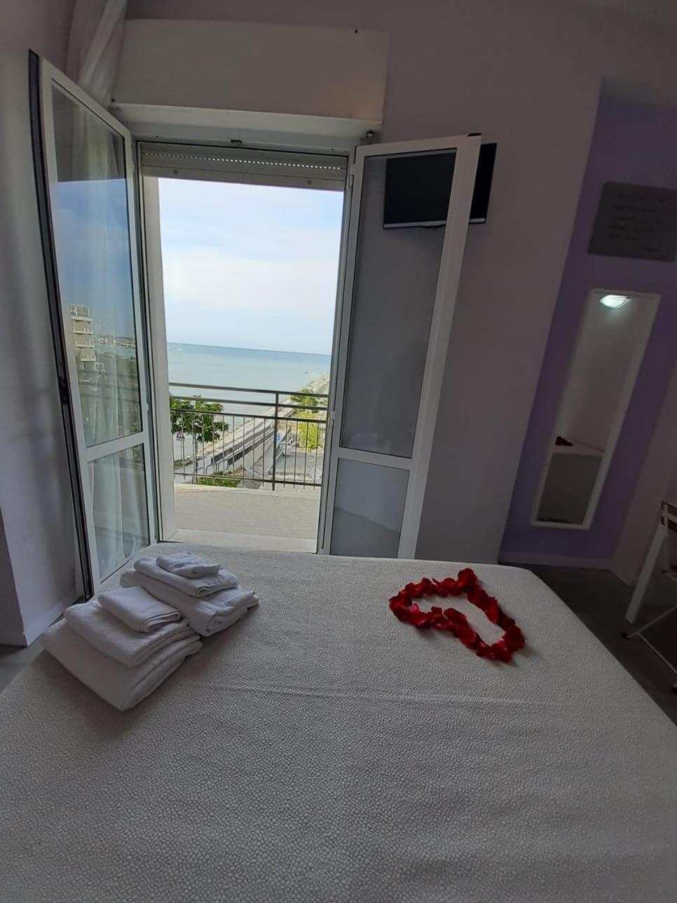 Hotel Crosal Ріміні Екстер'єр фото