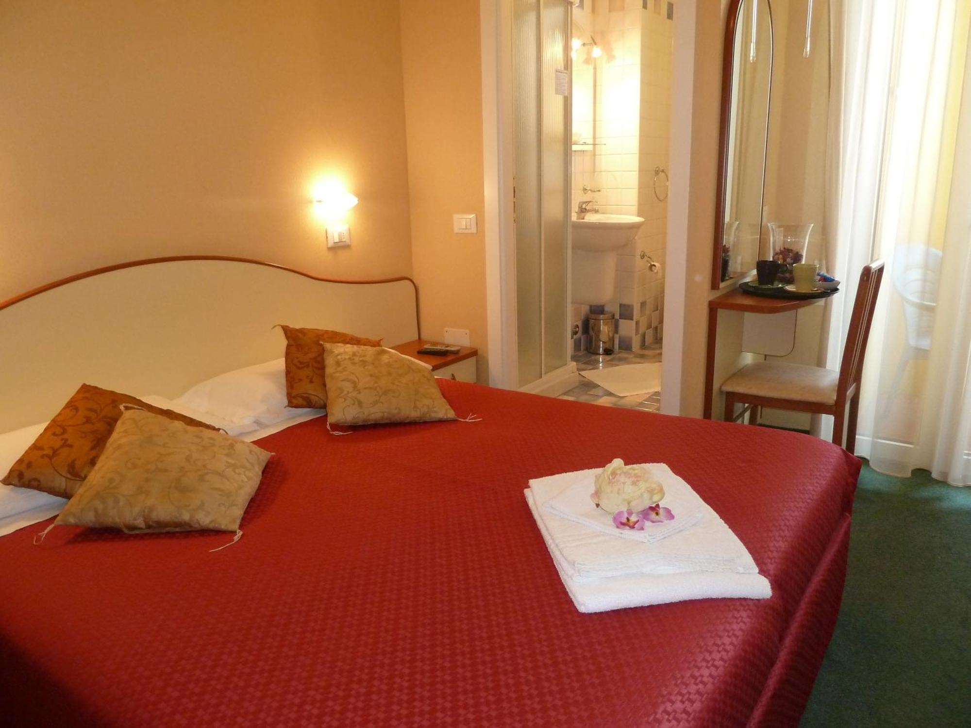 Hotel Crosal Ріміні Екстер'єр фото