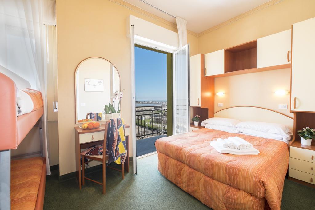 Hotel Crosal Ріміні Екстер'єр фото