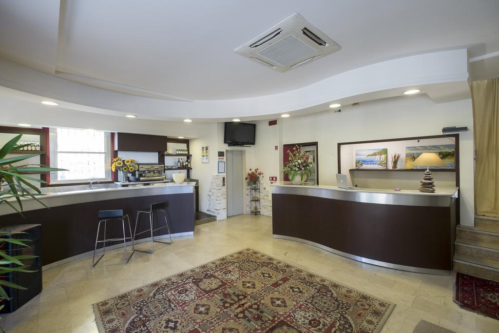Hotel Crosal Ріміні Екстер'єр фото