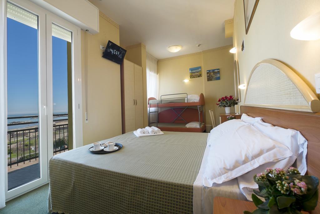 Hotel Crosal Ріміні Екстер'єр фото