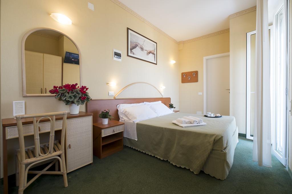 Hotel Crosal Ріміні Екстер'єр фото