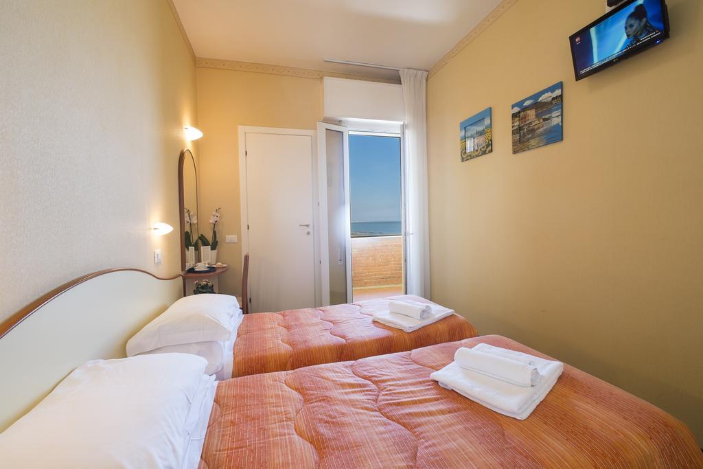 Hotel Crosal Ріміні Екстер'єр фото