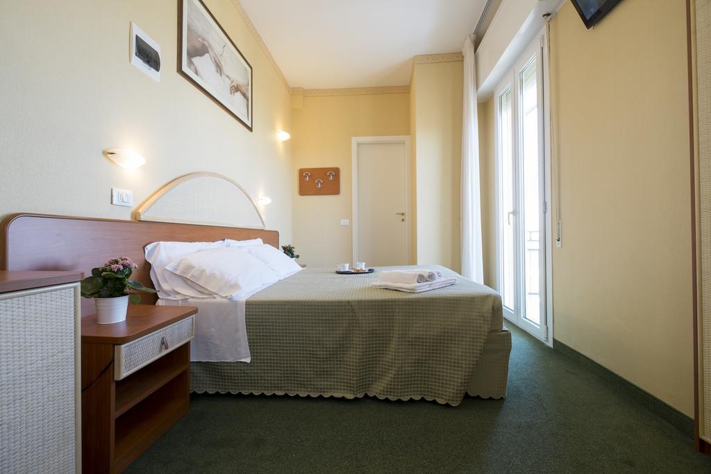 Hotel Crosal Ріміні Екстер'єр фото