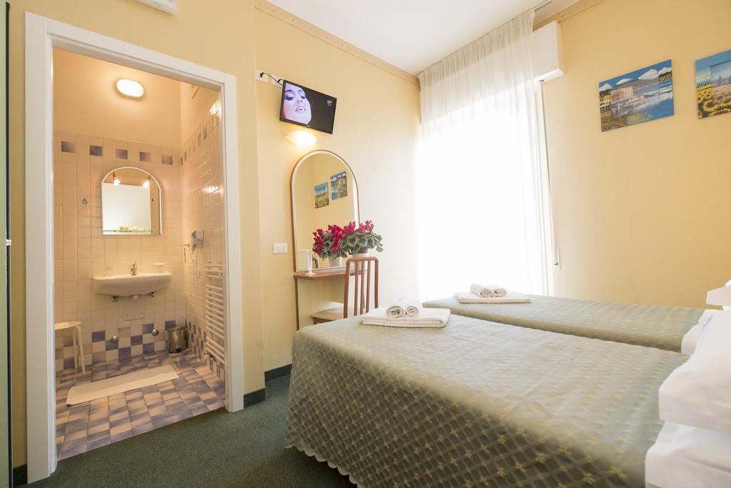 Hotel Crosal Ріміні Екстер'єр фото
