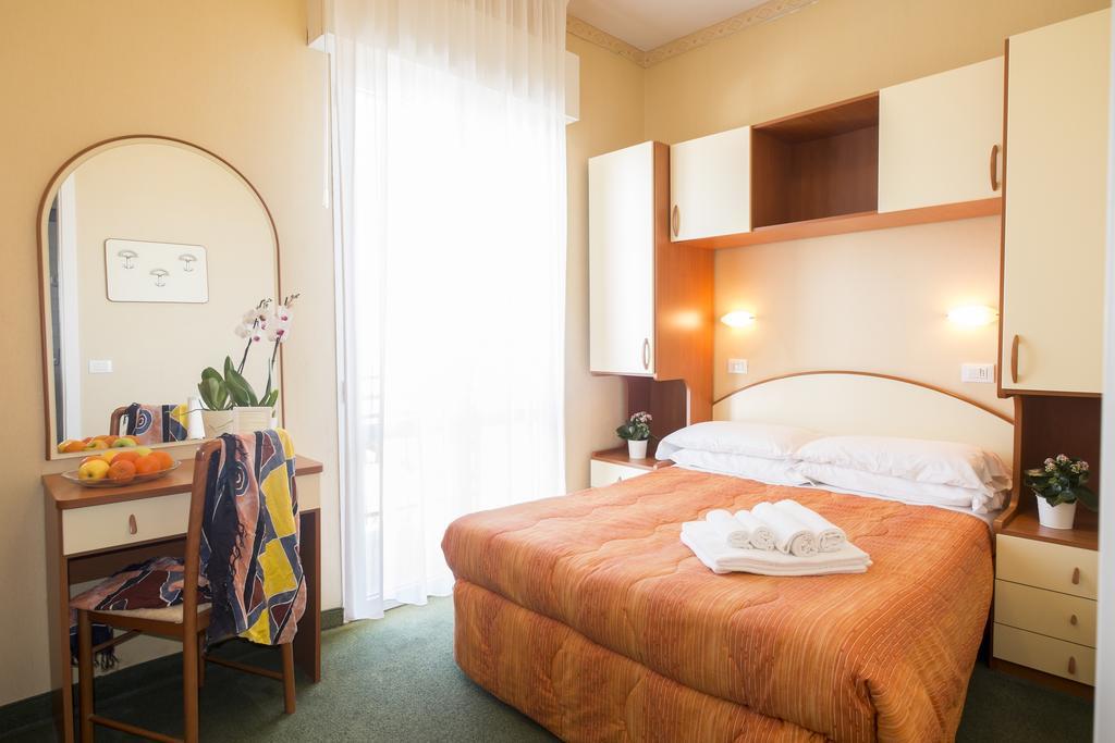 Hotel Crosal Ріміні Екстер'єр фото