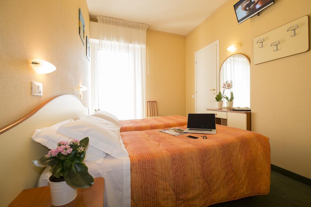 Hotel Crosal Ріміні Екстер'єр фото