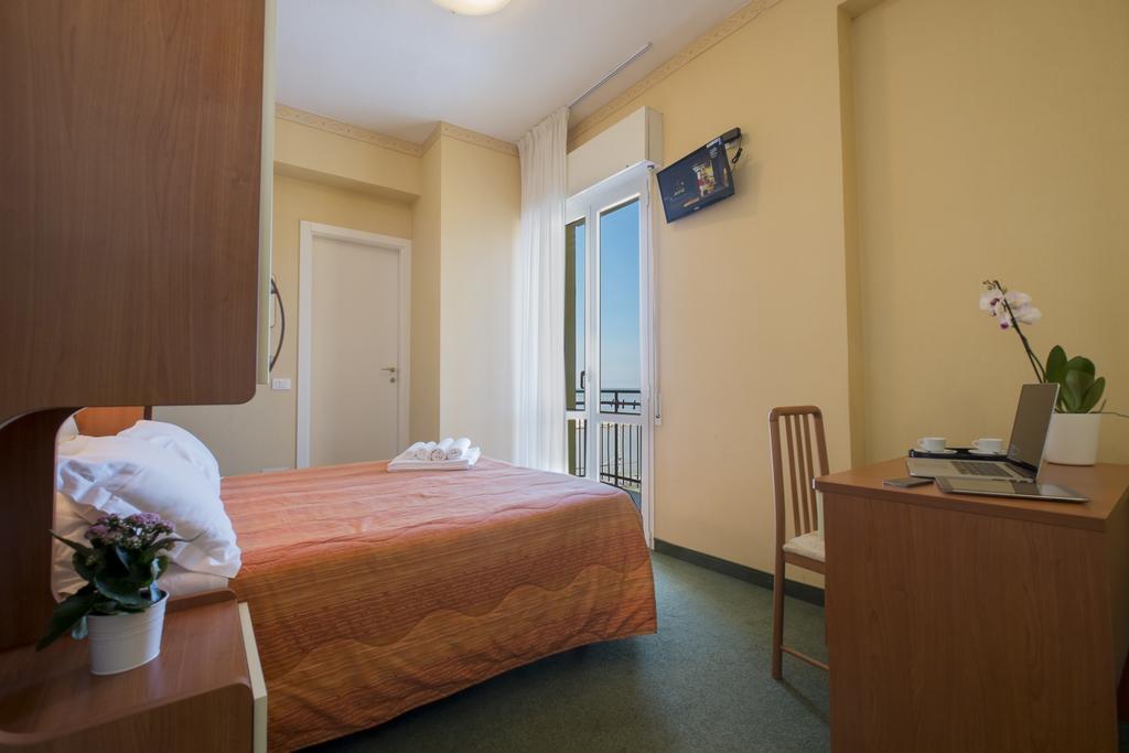 Hotel Crosal Ріміні Екстер'єр фото