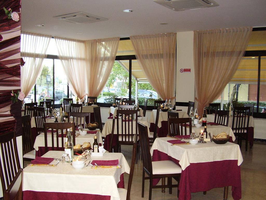 Hotel Crosal Ріміні Екстер'єр фото