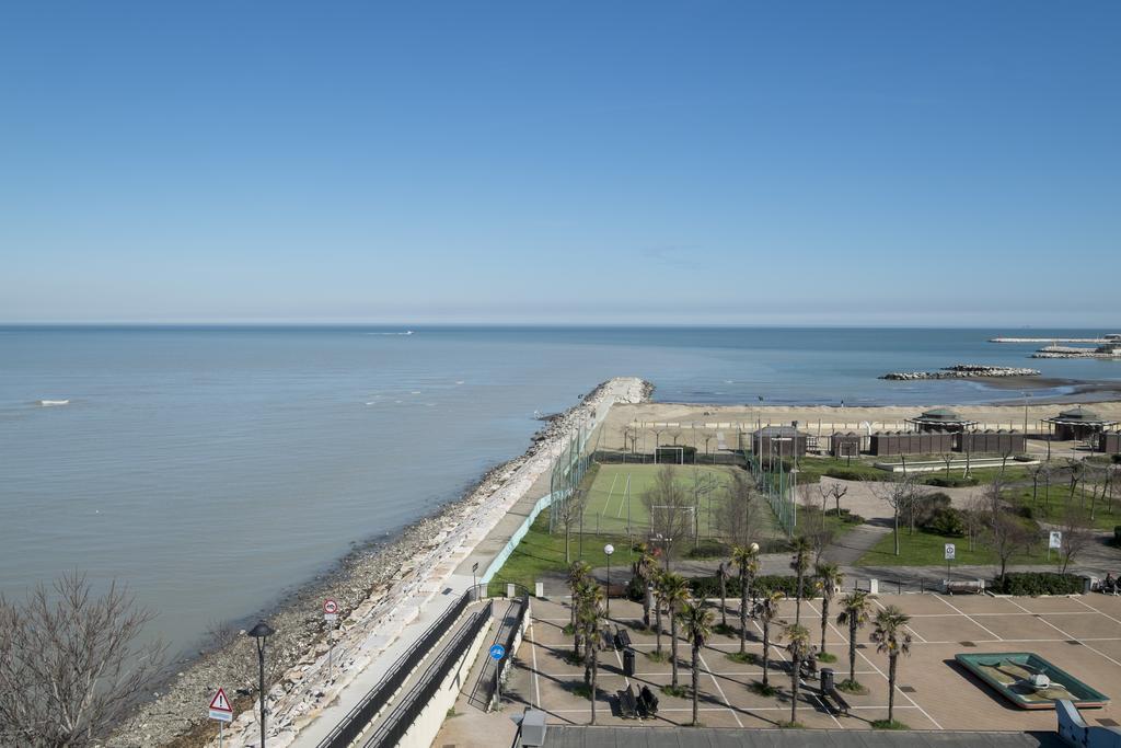 Hotel Crosal Ріміні Екстер'єр фото