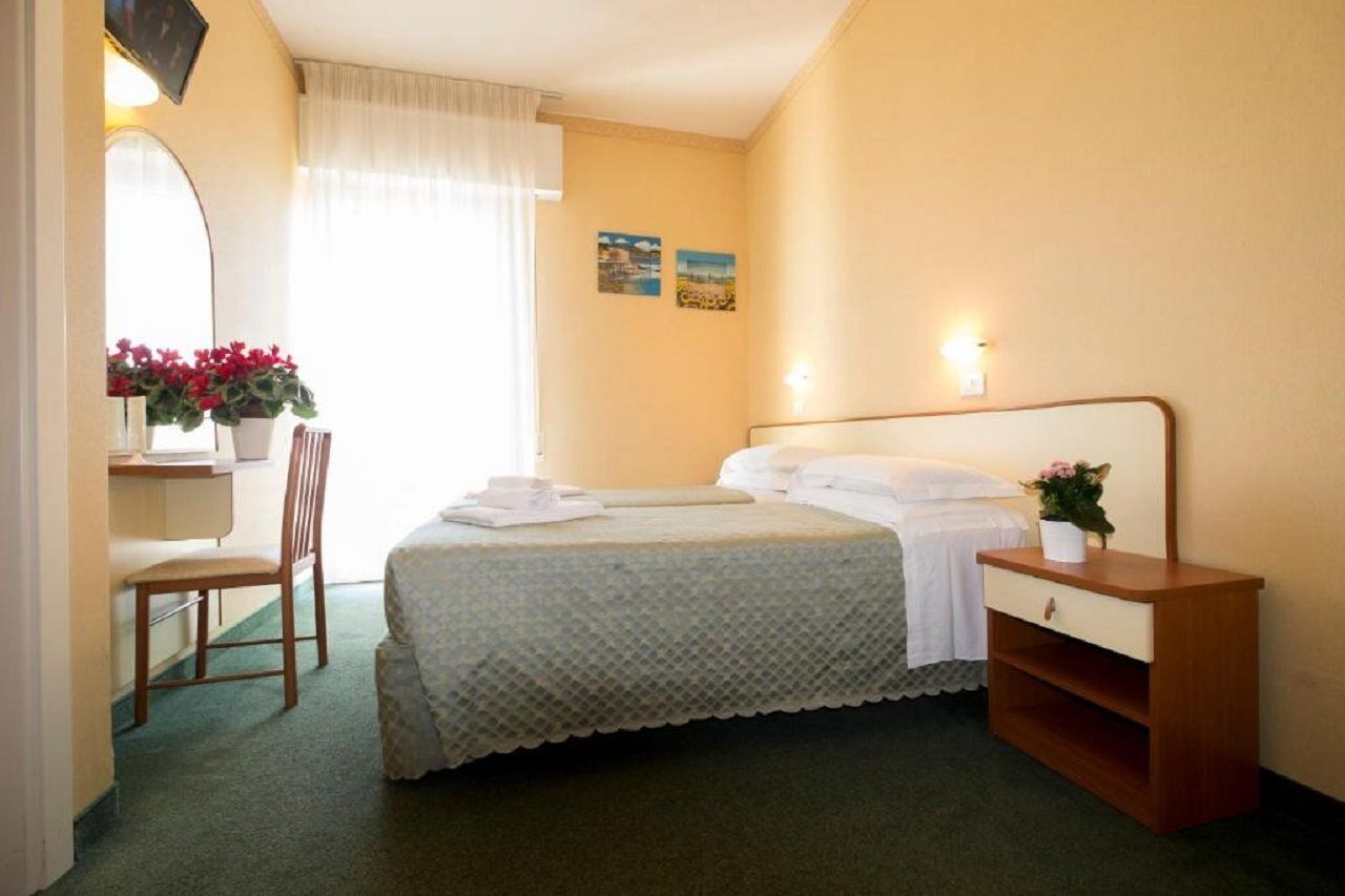 Hotel Crosal Ріміні Екстер'єр фото