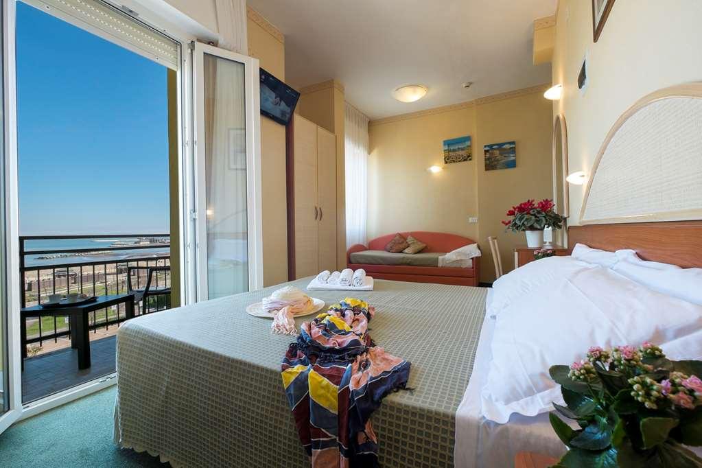 Hotel Crosal Ріміні Номер фото